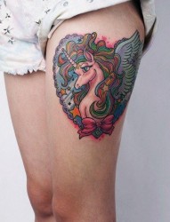 女人腿部漂亮精美的彩色独角兽纹身图片
