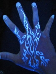 手背上发光的荧光纹身
