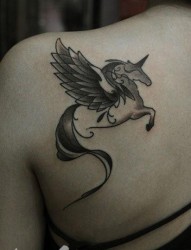 女人肩背流行很帅的独角兽纹身图片