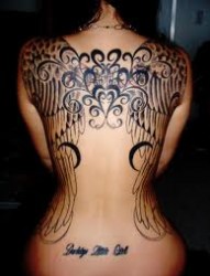 女性背部漂亮的翅膀图腾