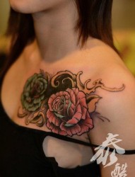 女人胸前一张玫瑰花纹身图片