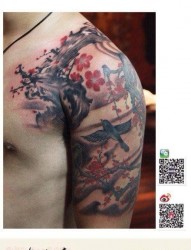 手臂前卫流行的梅花纹身图片