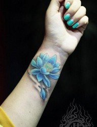 女人手腕好看的蓝莲花纹身图片