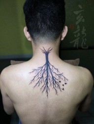 后背前卫流行的图腾树纹身图片