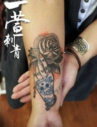 手臂唯美前卫的一张玫瑰花纹身图片