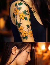女人手臂漂亮精美的花卉纹身图片