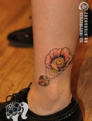女人腿部小巧前卫的花卉纹身图片