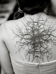 女性背部枯树创意刺青