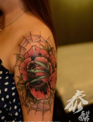 女人手臂精美流行的玫瑰花纹身图片