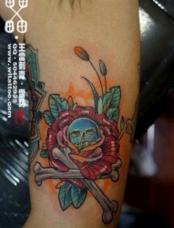 手臂内侧一张精美的玫瑰花纹身图片