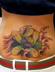 女人后腰前卫流行的传统莲花纹身图片