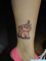 脚踝上一张可爱的粉色小象纹身作品