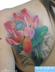 女人肩背前卫好看的传统莲花纹身图片