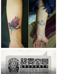 手臂前卫唯美的莲花纹身图片