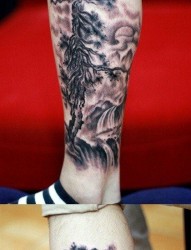 腿部经典的黑白松树纹身图片