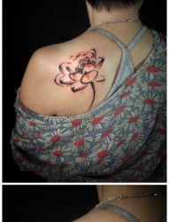 女人肩背唯美前卫的写意莲花纹身图片