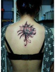 女人后背前卫精美的莲花纹身图片