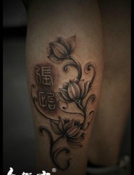腿部前卫流行的黑白莲花纹身图片