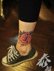 女人腿部漂亮前卫的玫瑰花纹身图片