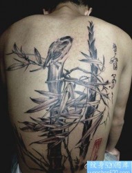 男生后背流行经典的黑白竹子纹身图片