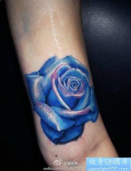 一张写实精美的彩色蓝玫瑰纹身图片