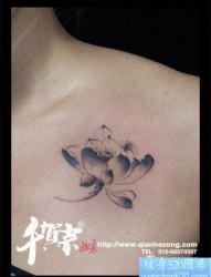 胸前流行经典的黑白莲花纹身图片