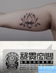 手臂内侧唯美的黑白莲花纹身图片
