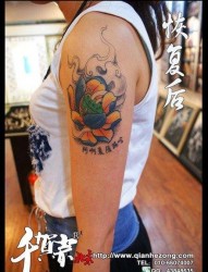 女人手臂漂亮的彩色传统莲花纹身图片