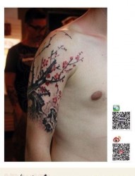 男生手臂唯美前卫的梅花纹身图片