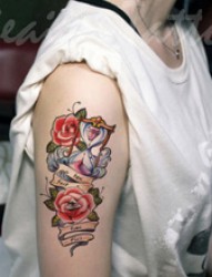 女人手臂前卫school风格的玫瑰花纹身图片