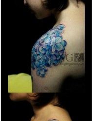 女人手臂漂亮好看的锦球花纹身图片