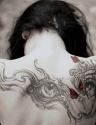 女性背部图腾抽象刺青