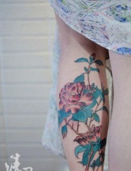 女人腿部前卫唯美的牡丹花纹身图片