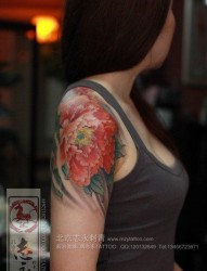 美女手臂漂亮前卫的彩色牡丹花纹身图片