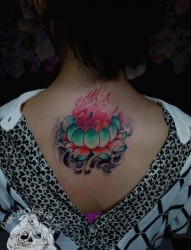 女人后背唯美前卫的彩色莲花纹身图片