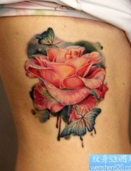 美女侧腰漂亮精美的欧美彩色玫瑰花纹身图片