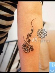 女人手臂前卫小巧的樱花纹身图片