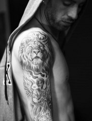 男士手臂帅气的狮子纹身