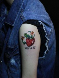 女人手臂彩色小草莓纹身图片
