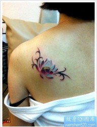 女人肩背好看的彩色莲花纹身图片