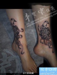 女人脚腕处唯美的黑灰菊花纹身图片