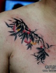 男生胸部一张桃子纹身图片