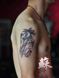 手臂一张黑灰竹子纹身图片