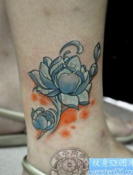 女孩子腿部精美时尚的莲花纹身图片