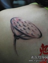 女人肩背水墨风格莲蓬纹身图片