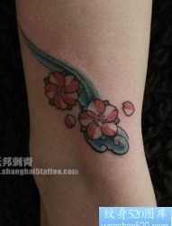 女孩子手臂小小的樱花纹身图片