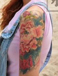 女孩子手臂彩色牡丹花纹身图片