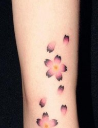 女人喜欢的手臂樱花纹身图片