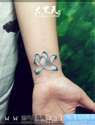 一张女孩子手腕水墨画莲花纹身图片