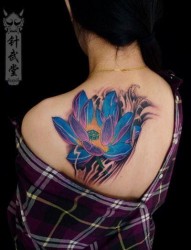 一张女孩子肩部彩色莲花纹身图片